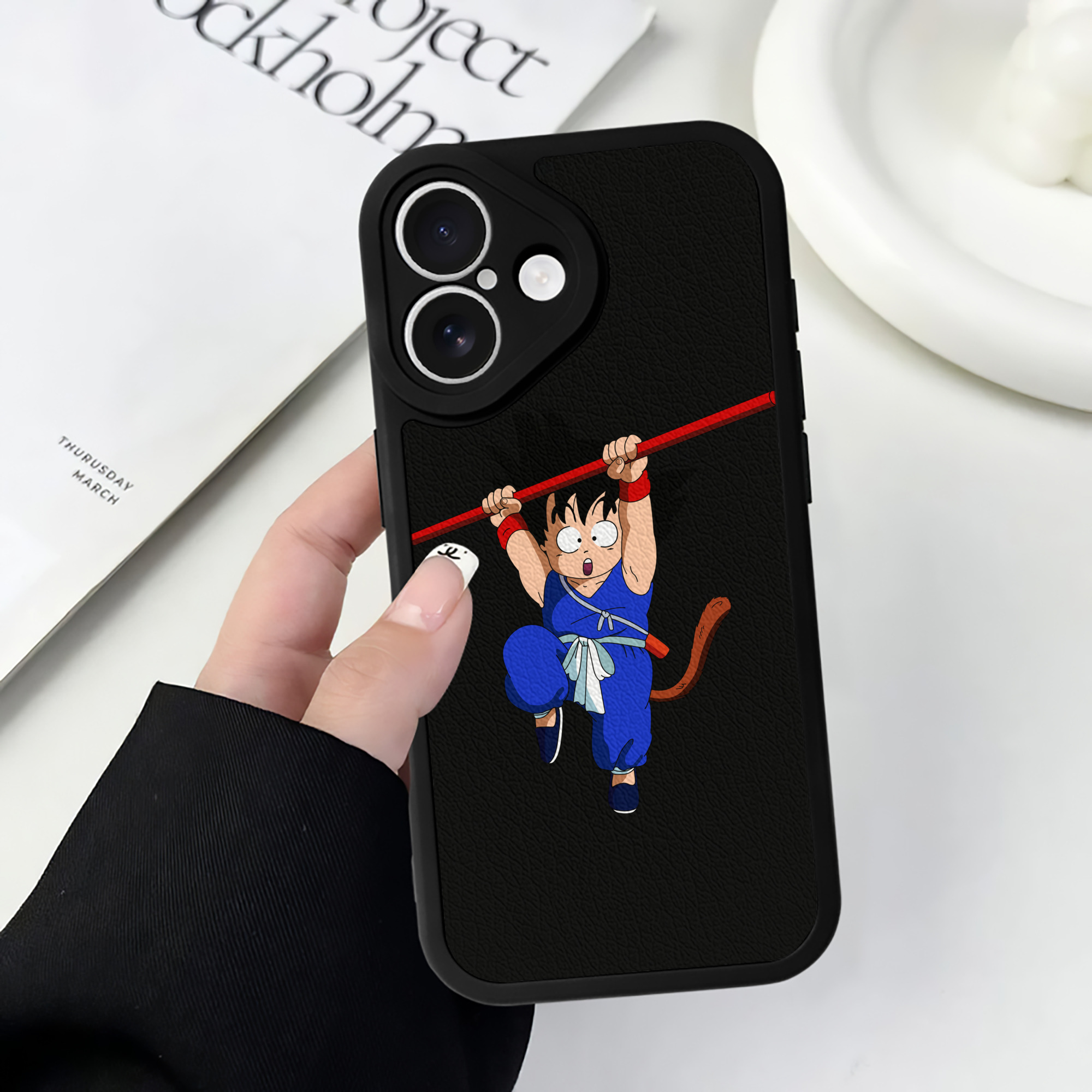 （画像用） ドラゴンボール 孫悟空（そん ごくう）Son Goku カカロット DRAGON BALL Kakarotto 【iPhone 16シリーズ対応】シリコンスマホケース（レザー調） 材質：シリコン